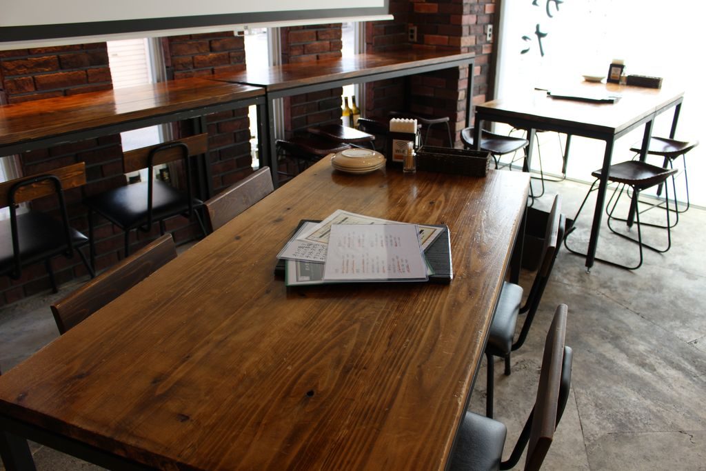 鉄板料理と和食の店なかたのテーブル